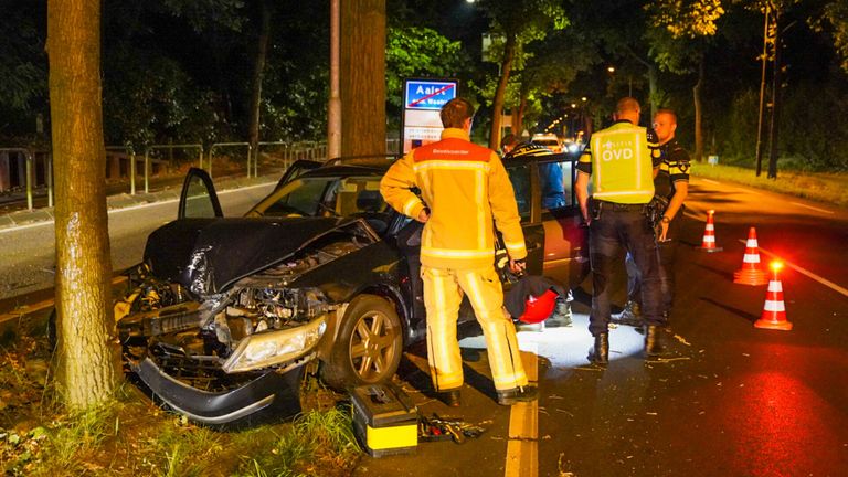 De auto is zwaar beschadigd (foto: Dave Hendriks/SQ Vision).