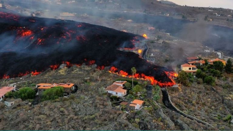 De verwoestende lavastroom een jaar geleden bij het huis van Marja en Karel. 
