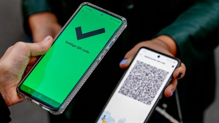 De verplichte corona QR-code check (foto: ANP 2021/Robin Utrecht).