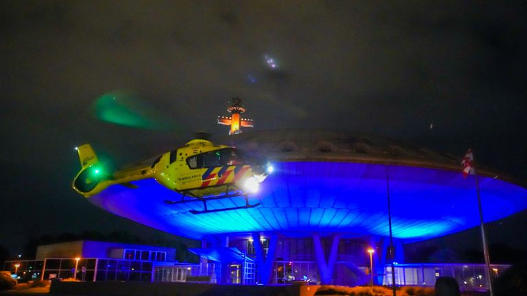 De traumahelikopter stijgt bij het Evoluon op richting Tilburg (foto: Dave Hendriks/SQ Vision Mediaprodukties). 