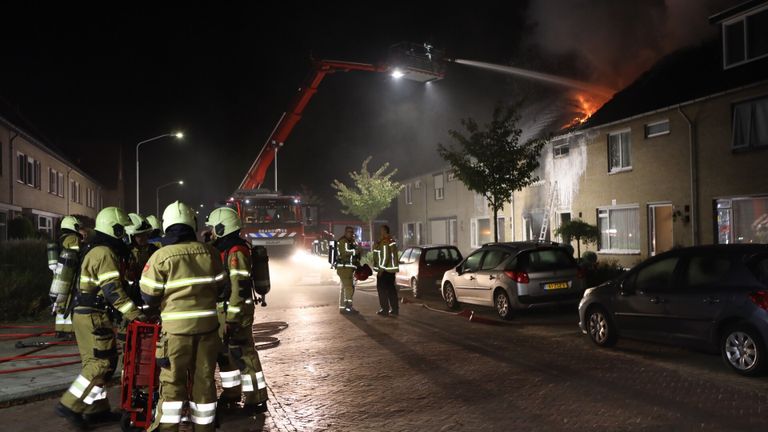 Het vuur in Best werd rond kwart voor vijf vrijdagnacht ontdekt (foto: Sander van Gils/SQ Vision).