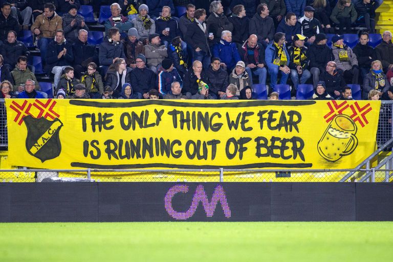 Veel NAC-supporters drinken bier tijdens de wedstrijden.