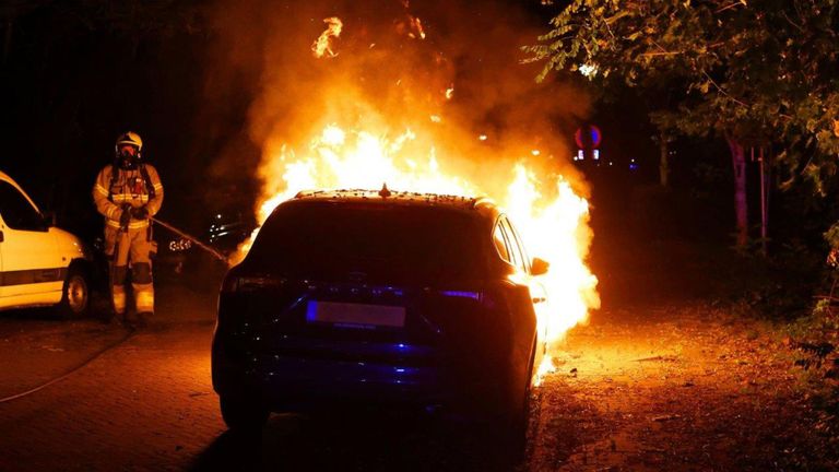 De brandweer bluste het vuur bij de auto's aan de Van Miertstraat in Vught (foto: Bart Meesters).