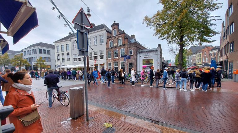 Drukte in Den Bosch (foto: Maaike Neuféglise).