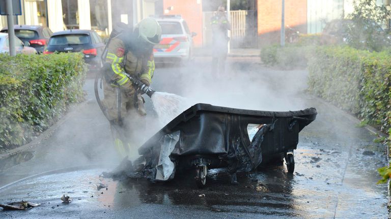 De brandweer bluste de vuilcontainer in Breda (foto: Perry Roovers/SQ Vision).