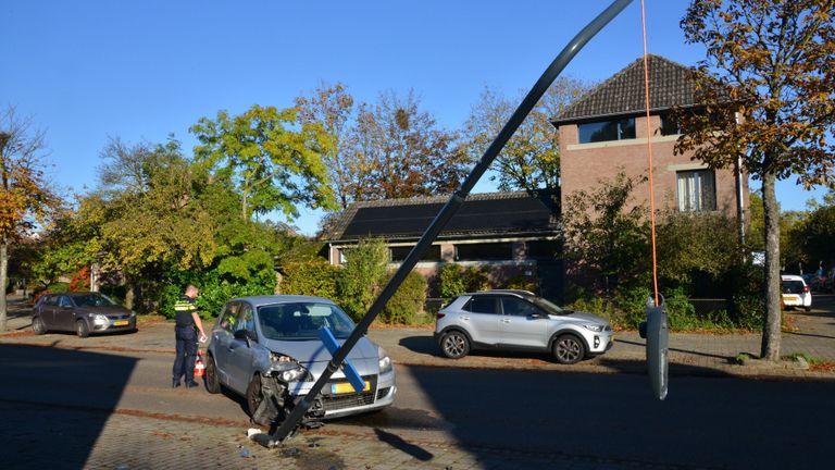 De automobilist reed i n Breda een lantaarnpaal omver (foto: Perry Roovers/SQ Vision).