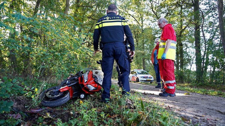 De bestuurder van de motor is naar een ziekenhuis gebracht (foto: Jeroen Stuve/SAQ Vision).