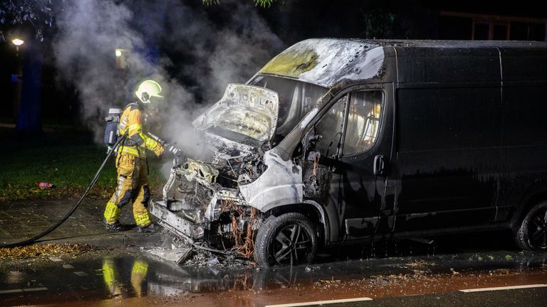 De brandweer bluste de bedrijfsbus aan de Langdonk in Roosendaal (foto: Christian Traets/SQ Vision).