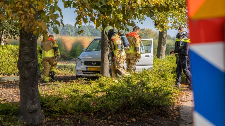 De automobiliste raakte een boom langs de Roosendaalsebaan in Wouw (foto: Christian Traets/SQ Vision).