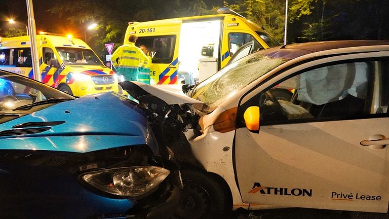 De bestuurders van de auto's in Rijen werden allebei naar het ziekenhuis gebracht (foto: Jeroen Stuve/SQ Vision).