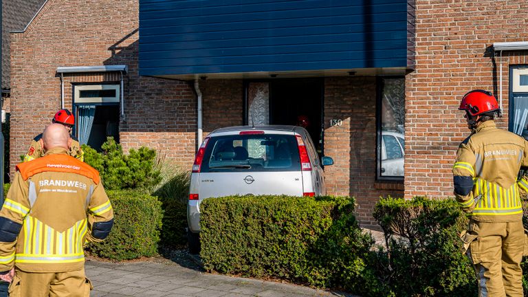 De auto kwam tegen een huis in Sprang-Capelle tot stilstand (foto: Jack Brekelmans/SQ Vision).