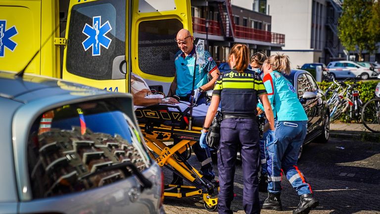 Een slachtoffer werd met brancard uit de flat gehaald (foto: Sem van Rijssel/SQVision)