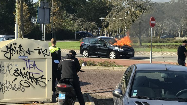 Brandende auto op rijbaan Karel de Grotelaan (foto: Lawrence Nicolaas)