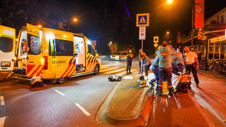 Hulpverleners ontfermen zich over de man in Heeze (foto: Dave Hendriks/SQ Vision).