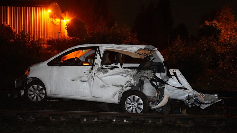 De auto is zwaar beschadigd na de aanrijding op de spoorwegovergang in Rijen (foto: Jeroen Stuve/SQ Vision).