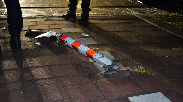 De automobilist reed eerst een paaltje bij de spoorwegovergang in Rijen plat (foto: Jeroen Stuve/SQ Vision).