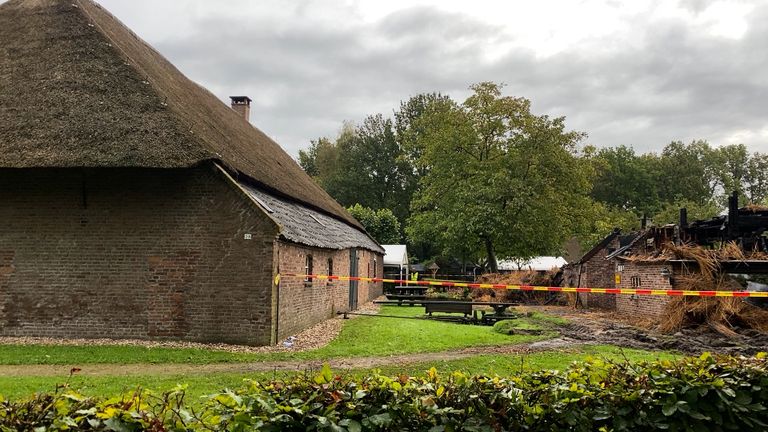 De 18e-eeuwse hoeve is gespaard gebleven.