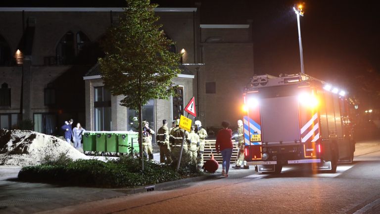 Een aantal van de hulpverleners die op het brandalarm waren afgekomen (foto: Sander van Gils/SQ Vision Mediaprodukties).