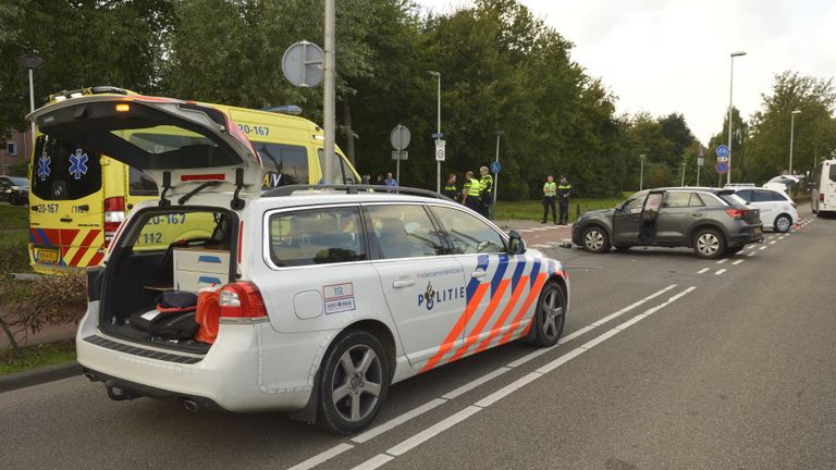 Twee gewonden bij botsing in Etten-Leur (foto: Perry Roovers/SQ Vision Mediaprodukties).