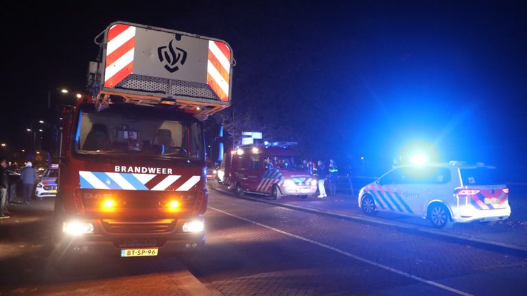 Verschillende hulpdiensten werden opgeroepen om de twee mensen uit de gracht in Den Bosch te halen (foto: Sander van Gils/SQ Vision).