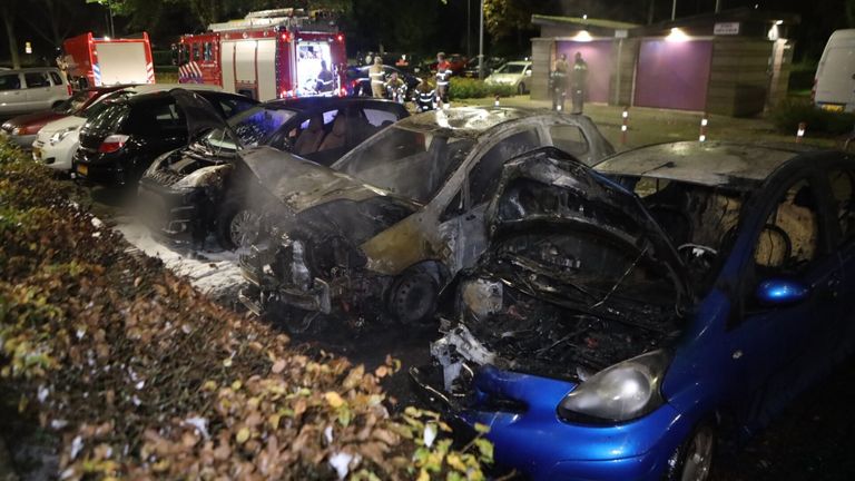 Bij de brand aan De Bokkelaren in Den Bosch raakten drie auto's beschadigd (foto: Sander van Gils/SQ Vision).