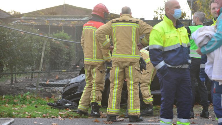 Meerdere hulpverleners werden opgeroepen na de botsing op de Nieuwendijk in Someren (foto: Johan Bloemers/SQ Vision).