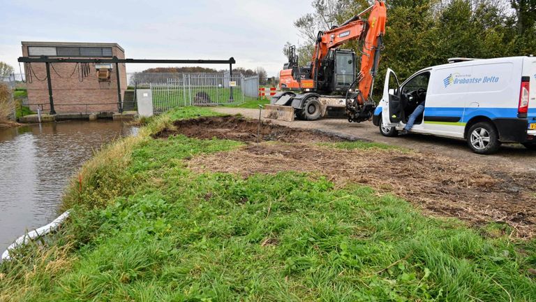 De gemeente Breda is met het waterschap begonnen met het afgraven van de grond aan de Rietdijk (foto: Tom van der Put/SQ Vision).