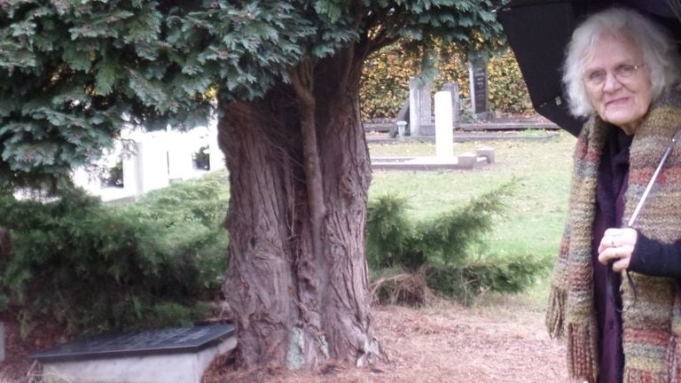 Edo's moeder bij het graf van Andor, toen nog beschut door de conifeer (foto: Edo Cornelissen)