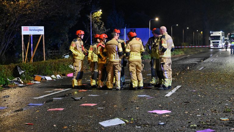 Overleg tussen de hulpverleners na het dodelijke ongeluk op de N65 (foto: Toby de Kort/SQ Vision).
