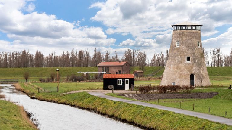 Molen de Schuddebeurs naast de Zeepvliet (foto: Staal Makelaars).