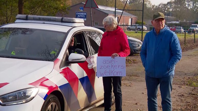 De twee tegendemonstranten (foto: Omroep Brabant).