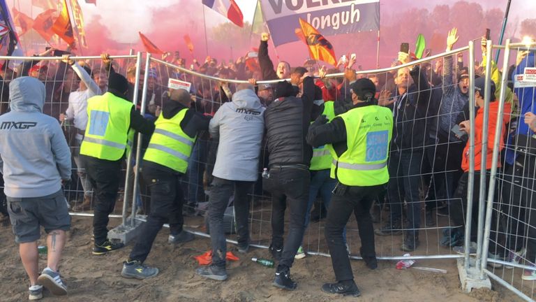 De fans wilden de overwinning met Herlings vieren. 