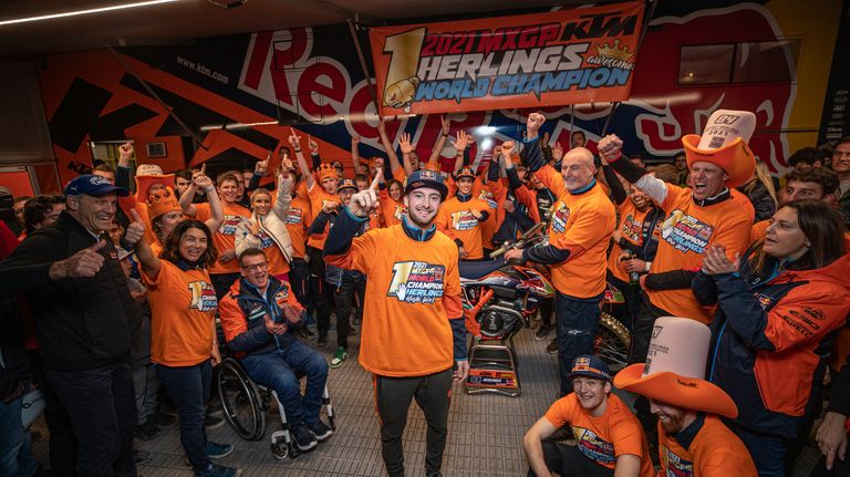 Herlings en zijn KTM-team vieren feest (foto: KTM Images/Ray Archer).