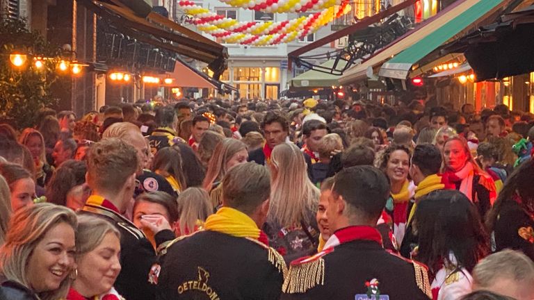 Veel carnavalsvierders in de Korte Putstraat in Den Bosch