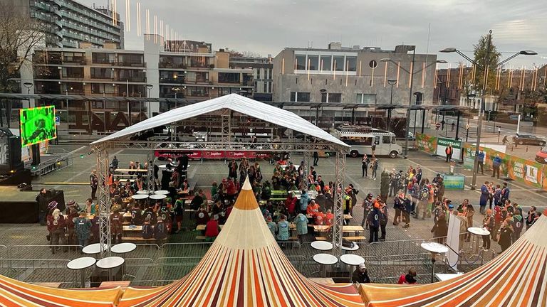 Tilburgse carnavalsvoerders warmen zich op het Willemsplein op, 