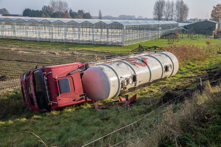 Vrachtwagen rijdt van dijk en belandt op z'n kant (foto: Christian Traets/SQ Vision).