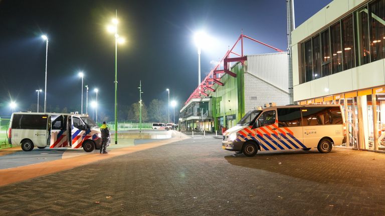 Politie grijpt in bij TOP Oss (Gabor Heeres/SQ Vision Mediaprodukties)