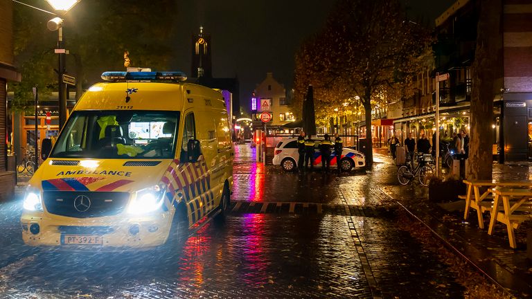 Na de botsing in het centrum van Oss werd een ambulance opgeroepen.