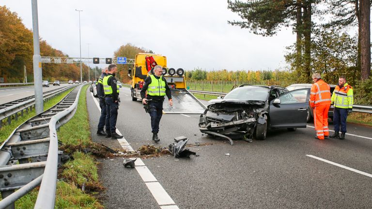 Vanwege de crash werden twee rijstroken van de A27 een halfuur afgesloten voor het verkeer (foto: Mathijs Bertens/SQ Vision).