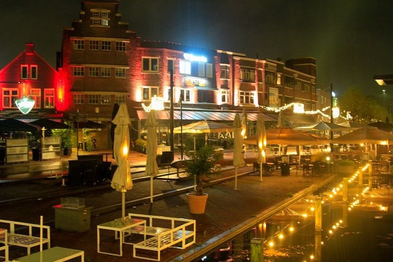 Een leeg Havenplein waar de horeca om acht uur 's avonds de deuren sloot.