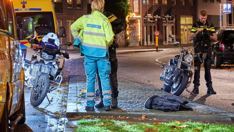 De vrouw werd aangereden toen ze de John F. Kennedylaan in Breda wilde oversteken (foto: Tom van der Put/SQ Vision).