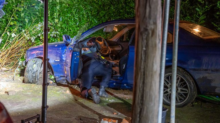 Onderzoek in de gecrashte auto in Hooge Mierde (foto: Dave Hendriks/SQ Vision).