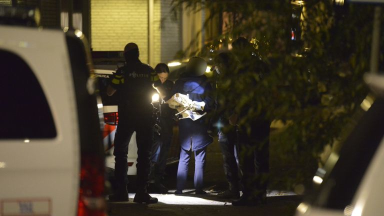 De verdachte met zijn ingepakte handen (Foto: Perry Roovers/SQ Vision).