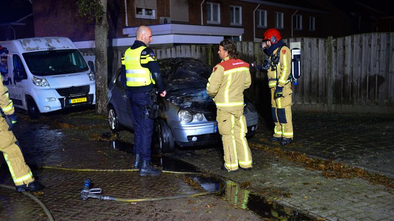 Hoe de autobrand in Helmond kon ontstaan, wordt onderzocht (foto: Walter van Bussel/SQ Vision).