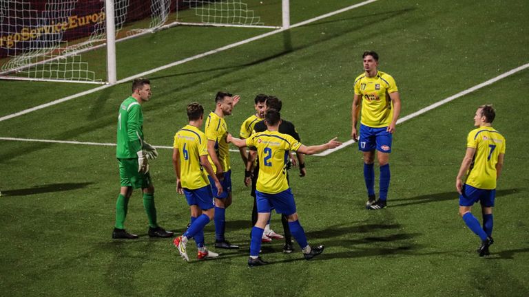 Onbegrip bij de thuisclub toen FC Twente een penalty kreeg (foto: Corrado Francke).