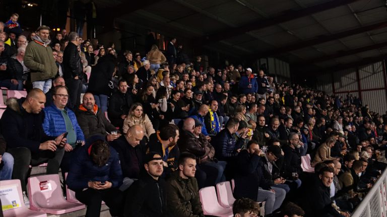 Veel publiek in het Frans Heesen Stadion (foto: Corrado Francke).