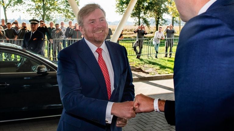 De koning bij aankomst (foto: Ebusco).