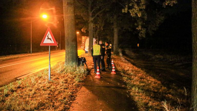 Onderzoek op het fietspad in Mierlo waar de gewonde fietser werd gevonden (foto: Harrie Grijseels/SQ Vision).