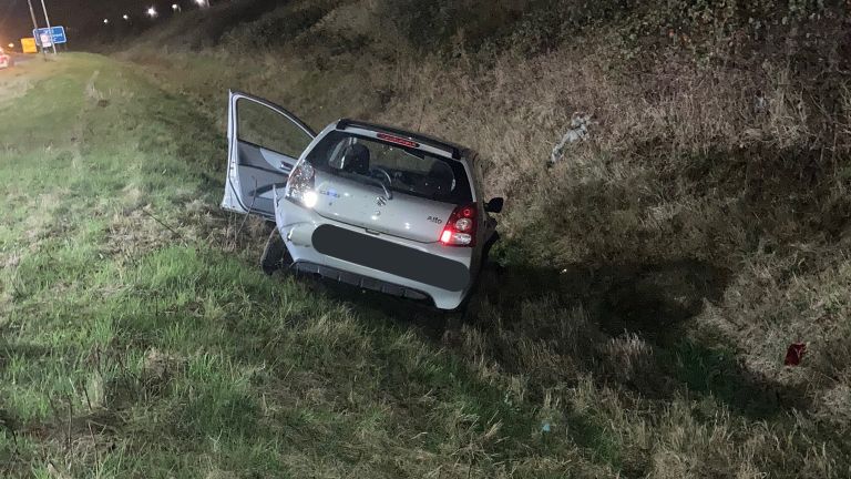 Hoe de auto van de weg af kon raken, wordt onderzocht (foto: Twitter Wis_Bart).