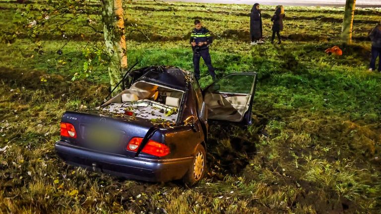 De automobilist schoot na een stuurcorrectie van het talud in Eindhoven (foto: Dave Hendriks/SQ Vision).